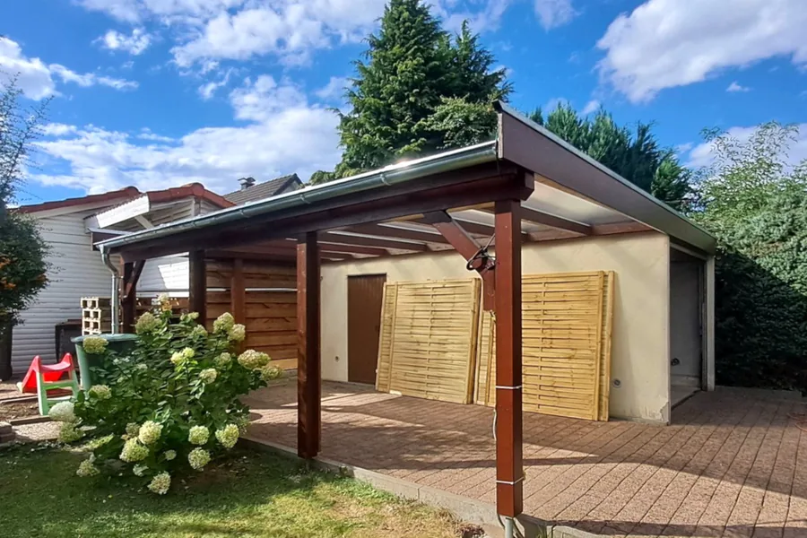 Carport aus Holz mit überdachtem Stellplatz