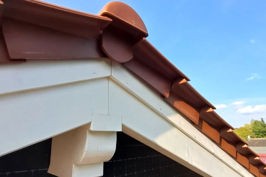 Neuer Dachstuhl aus Holz, fertig eingedeckt