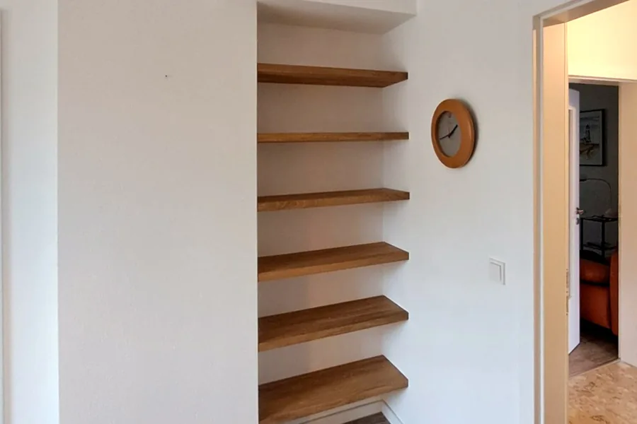 Einbauregal aus Holz, passgenau in eine Wandnische gesetzt