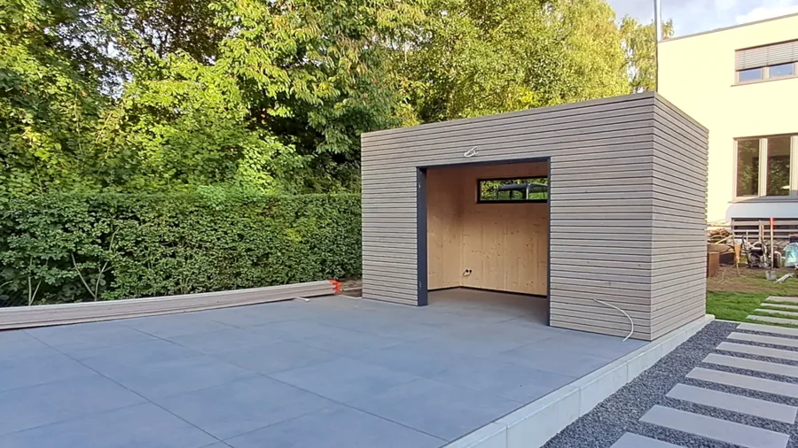 Fertiges Gartenhaus in Holzrahmenbauweise mit vorgelagerter Terrasse