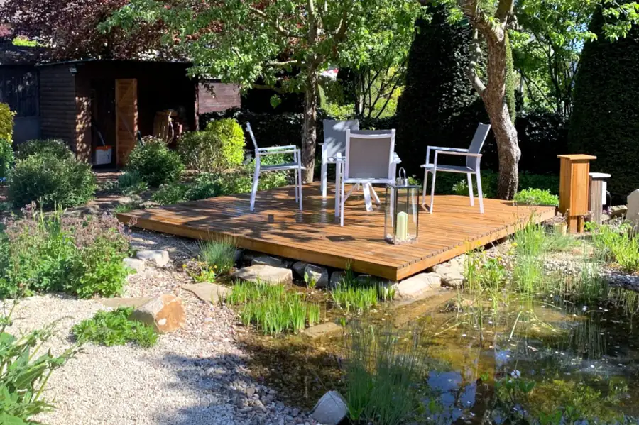 Terrassendeck aus Robinienholz am Gartenteich mit Sitzgruppe