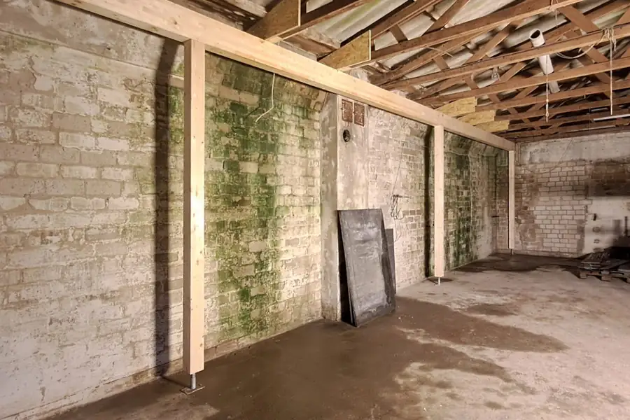 Neue Holzstützen und Unterzug in einem Altbau
