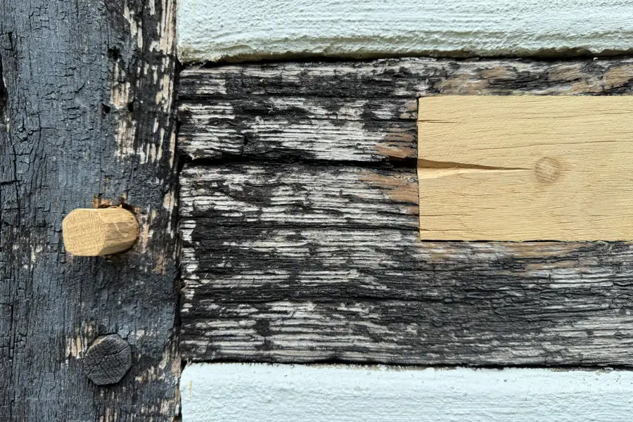 Ausgebesserter Fachwerkbalken mit passgenau eingesetztem Holzstück