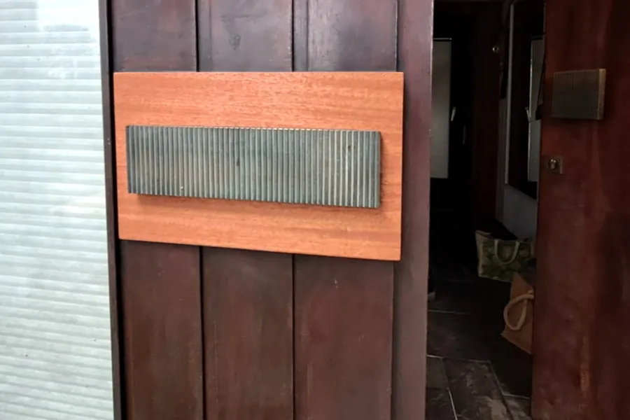 Neu gefertigtes Seitenteil aus Massivholz mit eingesetztem Briefkasten