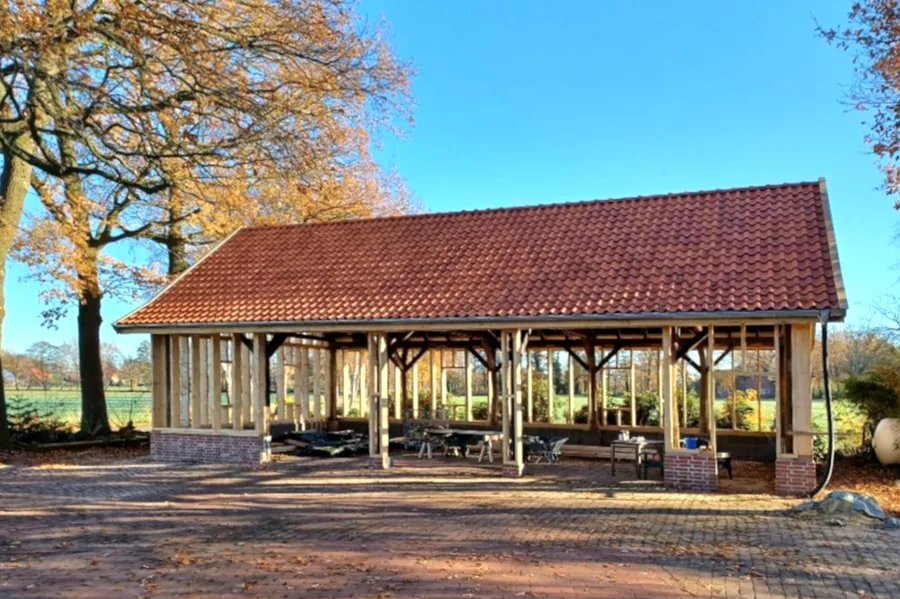 Neu in Holz gebaute Scheune mit rotem Ziegeldach