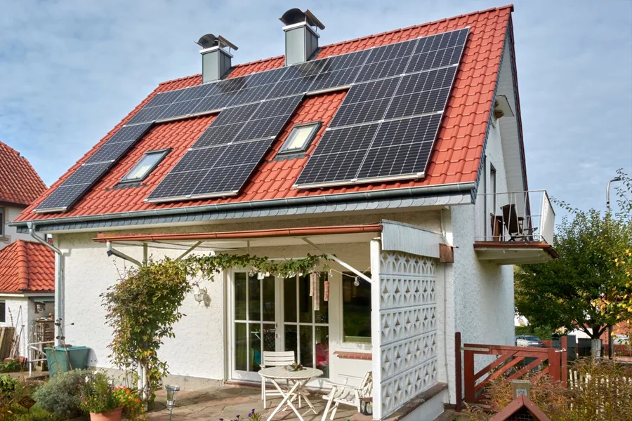 Wohnhaus mit neuer Dacheindeckung und Photovoltaikanlage