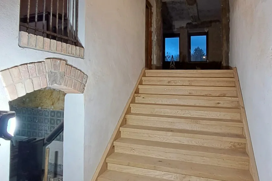 Maßgefertigte Treppe aus Massivholz im Innenraum