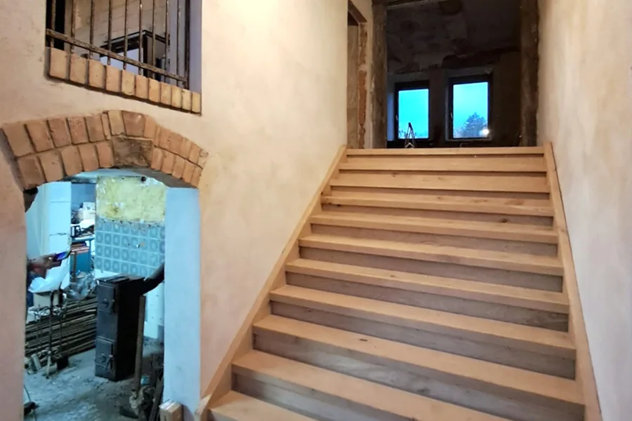 Maßgefertigte Treppe aus Massivholz im Innenraum